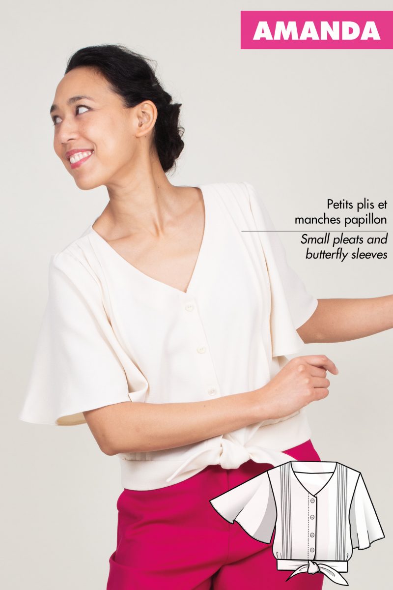 Femme portant une blouse blanche manches jusqu'aux coudes avec un pantalon de couleur fuchsia